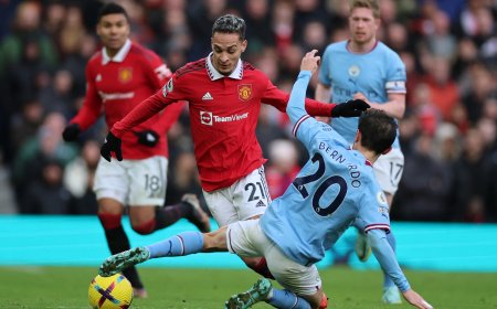 MANCHESTER UNITED BEAT CITY TO LIFT FA CUP TROPHY